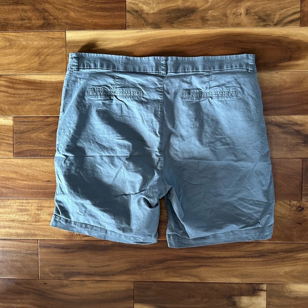 Old Navy Gray Mid Rise Everyday Shorts size 20 - Picture 2 of 4